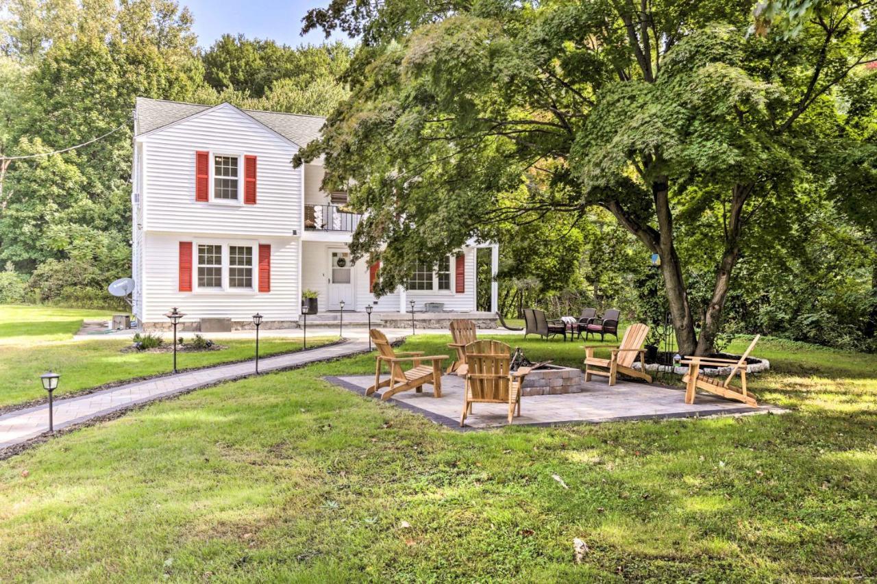 Upscale Waterbury Retreat With Indoor Hot Tub! Villa Exterior photo